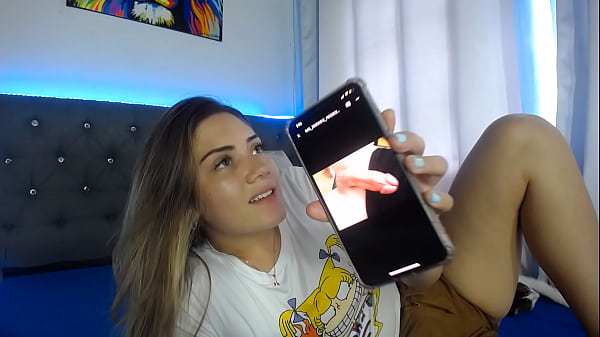 Chica Se Excita Mirando La Foto De Su Sugar Daddy thumbnail