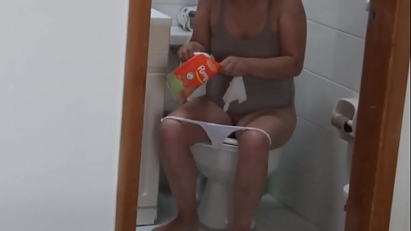 I_record my stepmom urinating on the beachand washing herhairy pussy