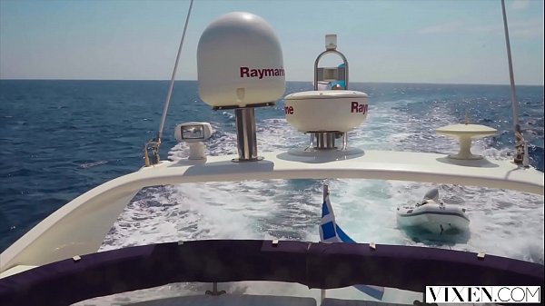 Play MP4 - VIXEN Kendra Sunderland passionate sex on a beach