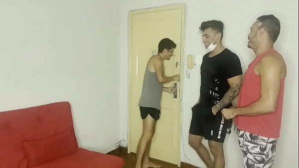Dois brasileiros fodem gostoso realizando fetiche de um cliente 
