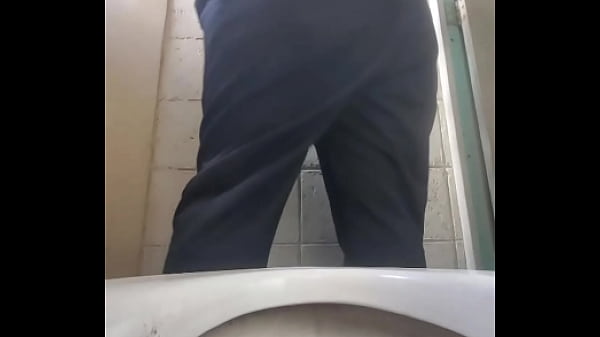 Nonton No Me Aguant&eacute; Las Ganas Y Le Dije A Mi Vecino Que Por Favor Me Prestara Su Servicio Para Ir A Orinar thumbnail