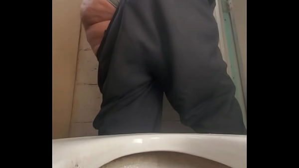 No me aguant&eacute; las ganas y le dije a mi vecino que por favor me prestara su servicio para ir a orinar 