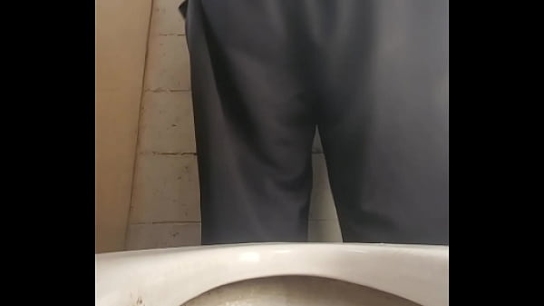 No me aguant&eacute; las ganas y le dije a mi vecino que por favor me prestara su servicio para ir a orinar 