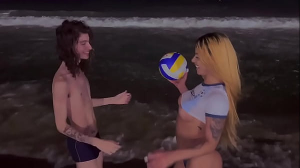 ME CHUPOU NA PRAIA COM TODO MUNDO VENDO 