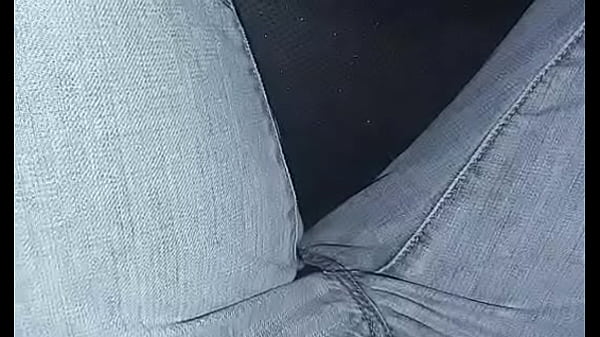 Nonton 運転中に我慢できなくておしっこを漏らしてしまいました thumbnail