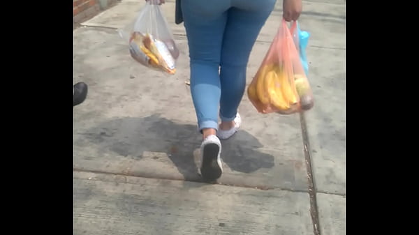 Rico culo con tanga marcada en la calle 