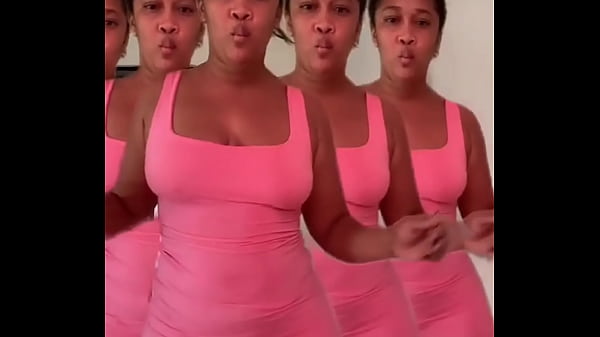 Bunda grande com a calcinha marcando 1