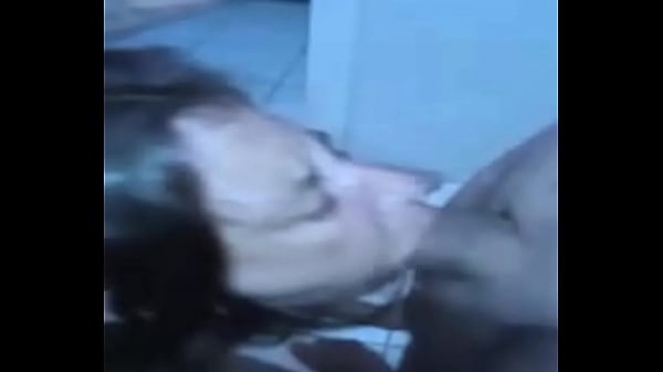 Play MP4 - A magrinha que engolia de mais levando mijada e vomitano