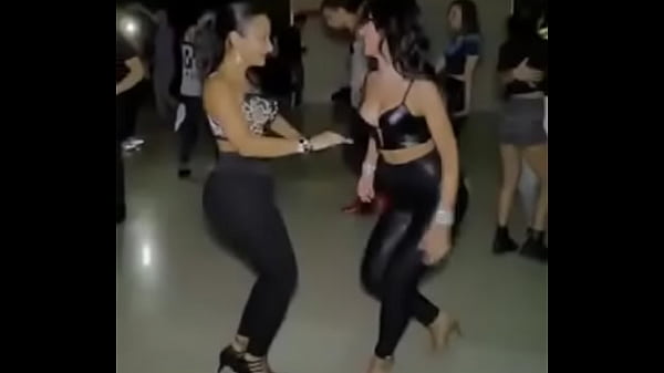 par de culonas bailando