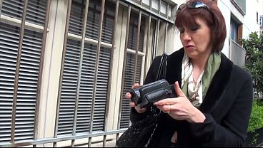 The bourgeois granny gets fucked by a stranger in the apartment !