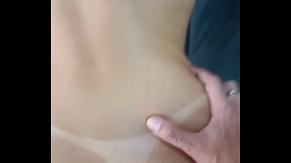 Com plug no cuzinho ninfetinha loirinha seduz o melhor amigo do seu esposo e pede pra ele foder sua buceta e depois o cuzinho at&eacute; encher ele de porra