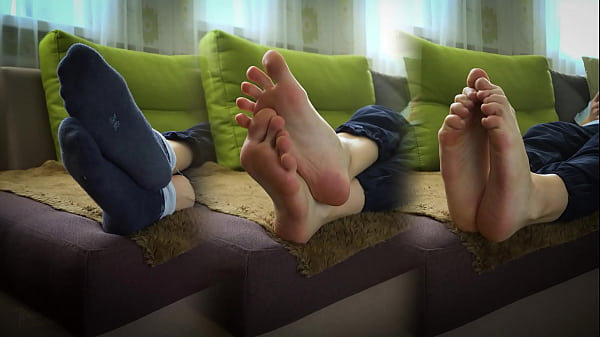 Sexy_Teen Amateur Shows Off_Her Bare_Soles Foot Fetish