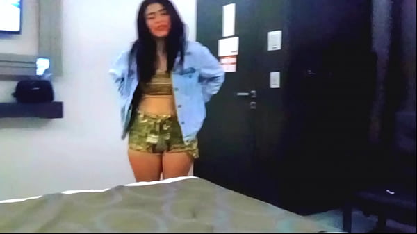 Play MP4 - Compartimos cuarto y terminamos follando