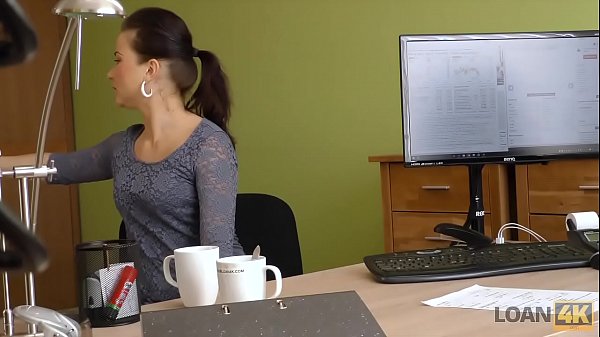 LOAN4K. L'agente offre alla bella ragazza un buon prestito per un cazzo appassionato 