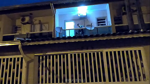 Novinha Casada é Flagrada Fodendo com o Amante na Varanda deCasa CAIU NA NET