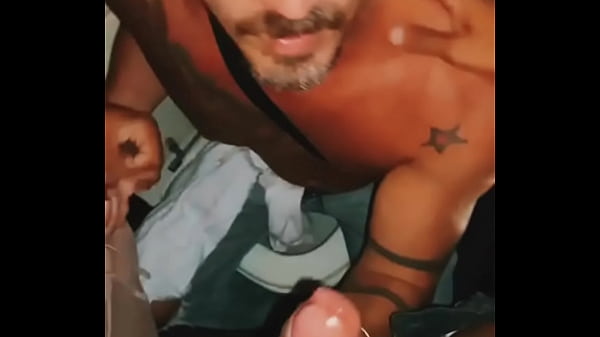 Rick paixao mamando um casal no banheiro 