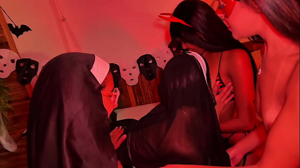 Play MP4 - HALLOWEEN L&Eacute;SBICO&comma; UMA DIABINHA&comma; 2 FREIRA E UMA BRUXA