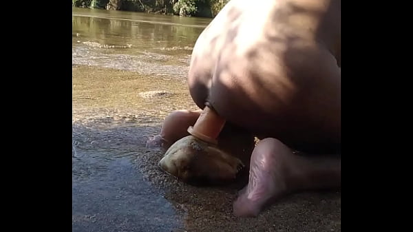 Meti&eacute;ndome el dildo al aire libre 