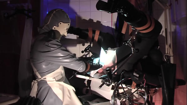 Gummischwester Agnes - graues langes Latex-Schwesternkleid - eine kurze ellenbogentiefe Analfist-Session mit Handjob und finalem Abspritzen 