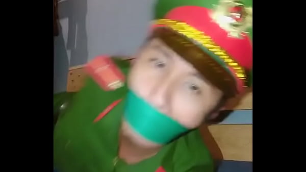 Play MP4 - Bắt c&oacute;c anh cảnh s&aacute;t Việt Nam l&agrave;m n&ocirc; lệ