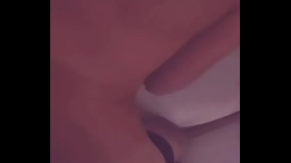 Mi ?RlM0 se deja mamar la polla por primera vez cuando nos dejan solos en casa 