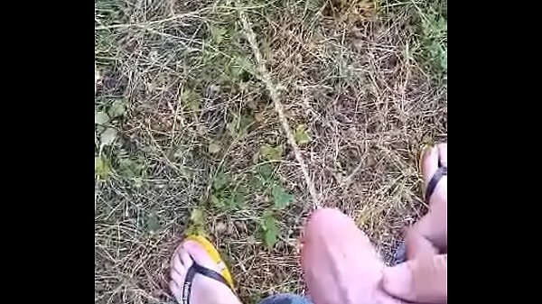 Play MP4 - Meando en el descampado con acabada