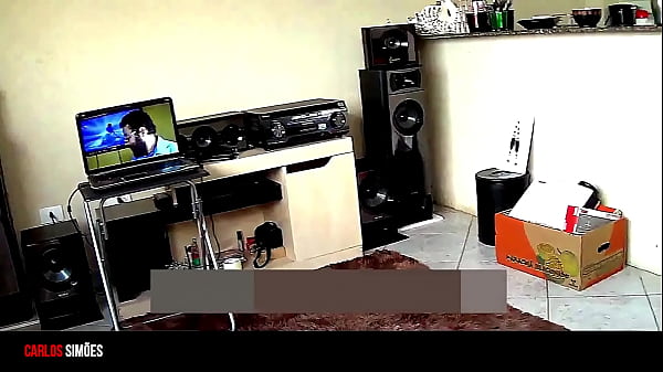 Hot girl with a big ass relaxing in the fofa. 