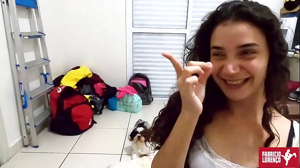 Novinha safada se lambuzando em duas rolas 