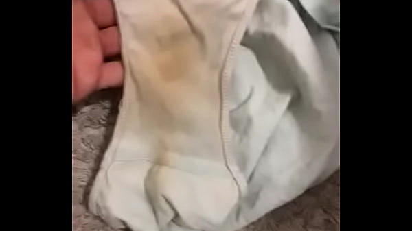Oliendo las bragas usadas