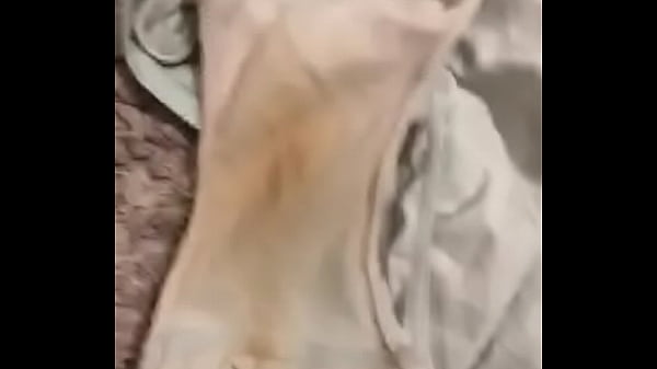 Oliendo las bragas usadas 