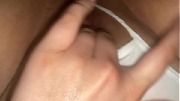 Me froto y meto dedo en mi co&ntilde;o gordo porque ya no aguantaba la calentura 