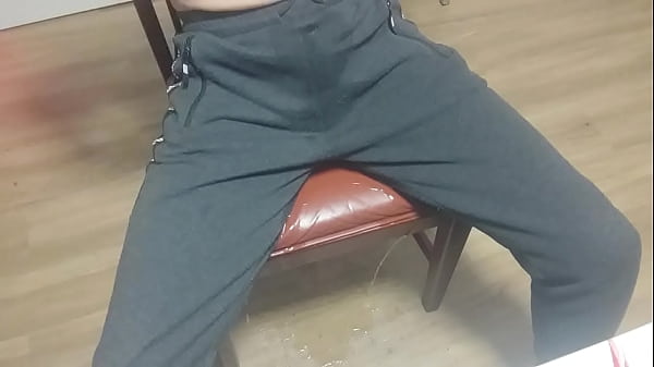 Play MP4 - Peeing in pants