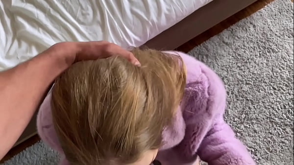 Play MP4 - Winter in Europe&excl; Slut CALIFORNIABABE warmed up with a pink fur coat&excl;