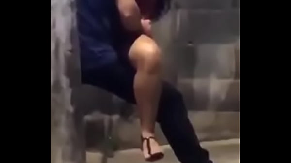 Play MP4 - Recostados en poste y parqueo p&uacute;blico