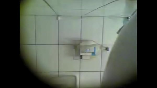 mi cu&ntilde;ada ba&ntilde;andose 