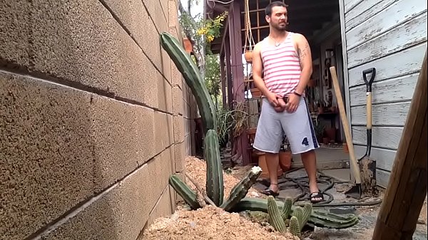 Play MP4 - Nudist jerking off in the patio