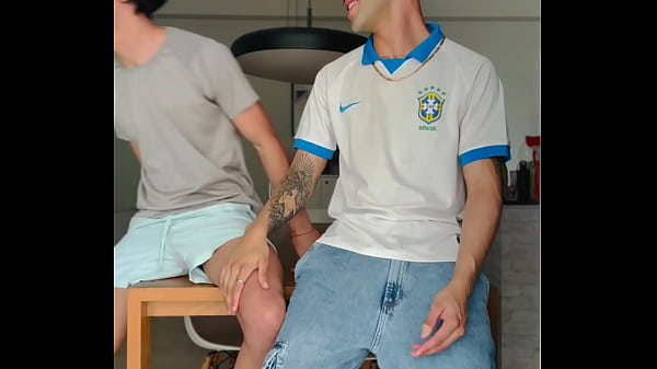 CHAMEI O BOY QUE ESBARREI NO SHOPPING PRA VIR PRA MINHA CASA FUDER. PUTO LEITOU MEU CUZINHO.