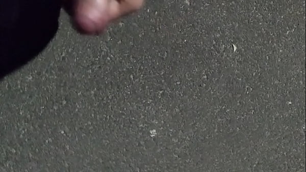 Bati_punheta_no meio_da rua gozei de_tesão