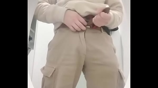 飲食ビルのトイレで立ちオナニー