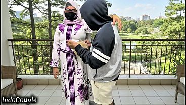 Istri nakal berhijab yang doyan selingkuh ketemu sama aku di kampus koridor kampus