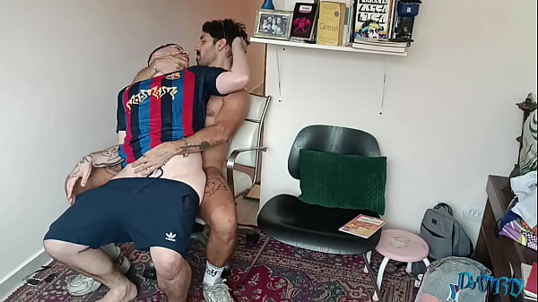 Play MP4 - Veio pintar a minha casa e arrombou meu cuzinho na sala &lpar;COMPLETO NO RED&rpar;