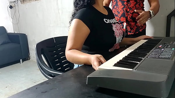 Play MP4 - Mis padres me dejan sola por un momento con el profesor de musica y solo se fija en mi culo