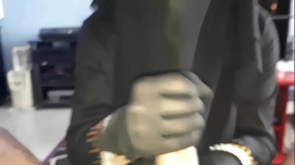 Play MP4 - musulmane voil&eacute;e branle une bite