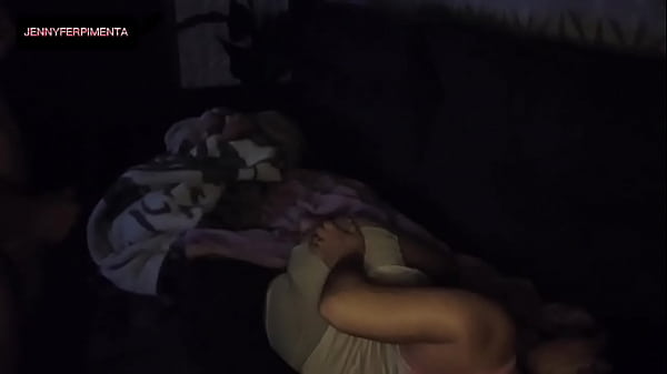 Play MP4 - milf safada divide o sofa com dotado&excl; dotado veio passar final de semana em sua casa&comma; e ela divide o sof&aacute; com ele