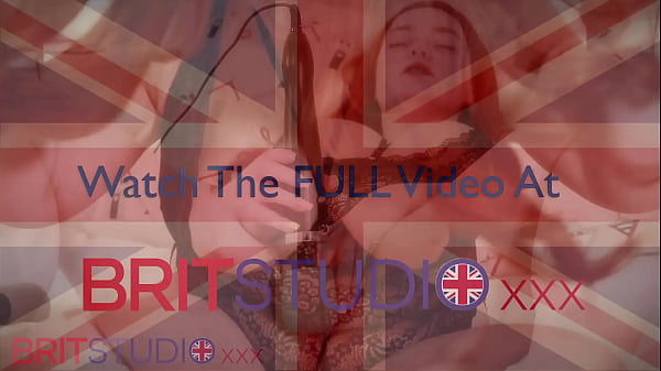 Gorgeous readhead makes herself cum