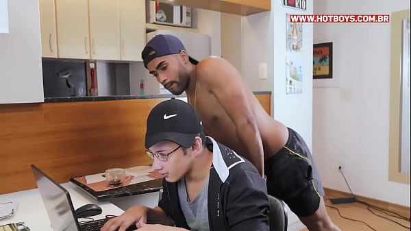 Novinho rabudo dando pro nerd 