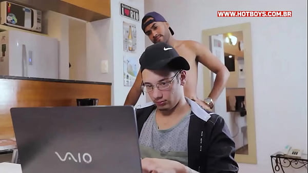 Play MP4 - Dando pro t&eacute;cnico de TI safado e pirocudo