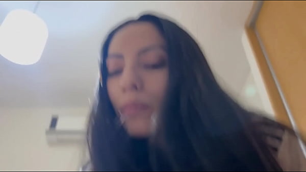 Play MP4 - Hermanastra calentona sufre de insomnio y necesita verga&comma; subtitulado