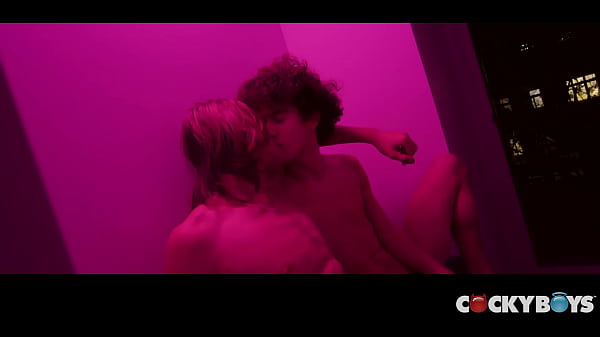 Play MP4 - Leo Louis fingers and fucks Sean Ford's power bottom