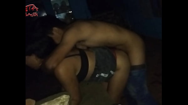 visita de noche terminan cogiendo en la sala 